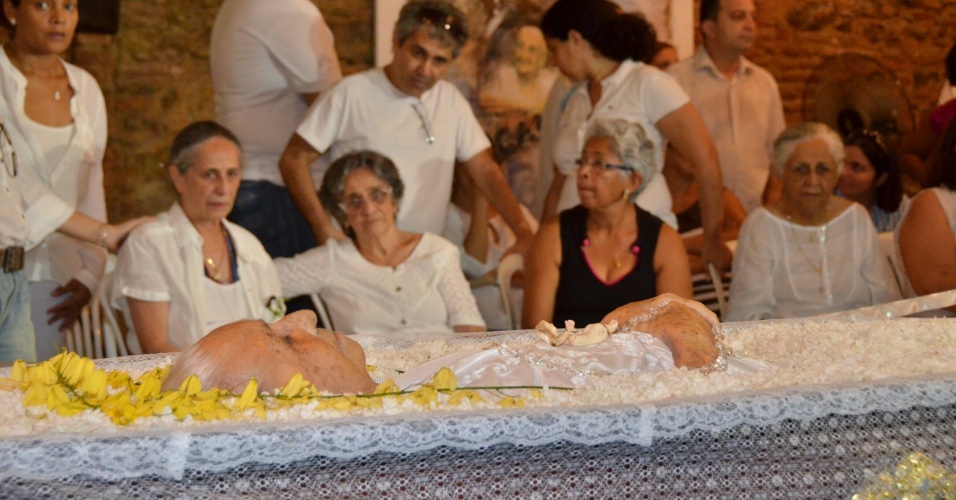 25.Dez.2012 - Maria Bethânia (à esq.) e a irmã, Clara Velloso (centro), acompanham o velório da mãe, Dona Canô, que morreu em Santo Amaro da Purificação, aos 105 anos