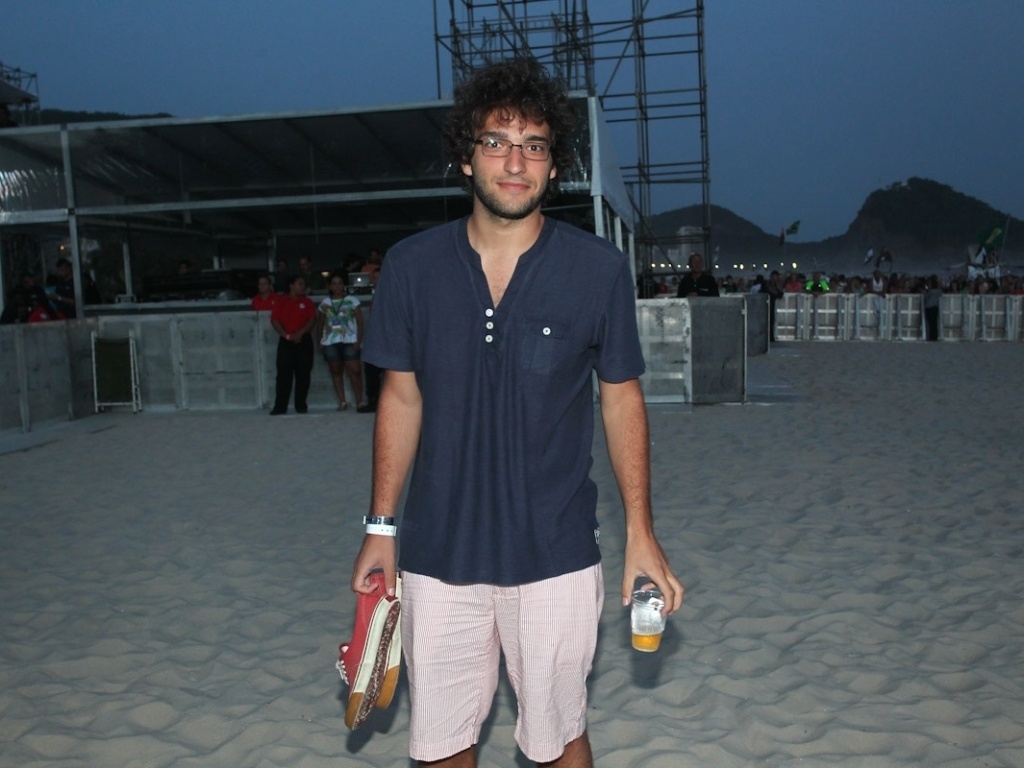 25.Dez.2012 - O ator Humberto Carrão vai ao show gratuito de Gilberto Gil na praia de Copacabana, no Rio de Janeiro - Manuela Scarpa/Foto Rio News