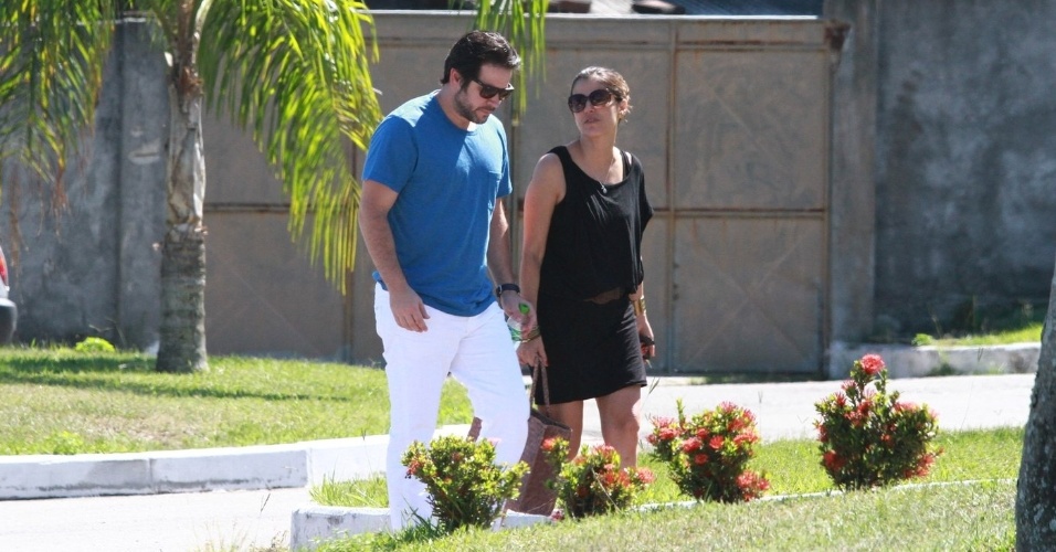 25.Dez.2012 - O ator Murilo Benício chega ao velório da mãe, Berenice, no cemitério Parque da Colina, em Niterói (RJ)