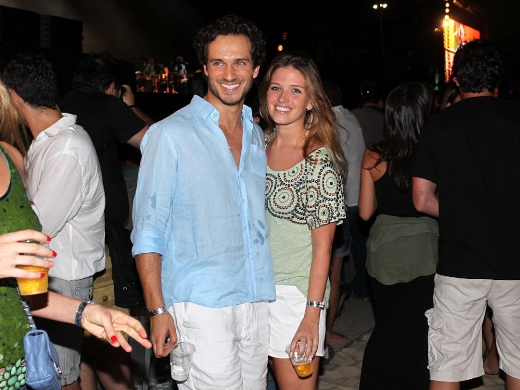 25.Dez.2012 - O ator Paulo Rocha e sua namorada, Juliana Pereira, assistem ao show gratuito de Gilberto Gil na praia de Copacabana, no Rio de Janeiro - Manuela Scarpa/Foto Rio News