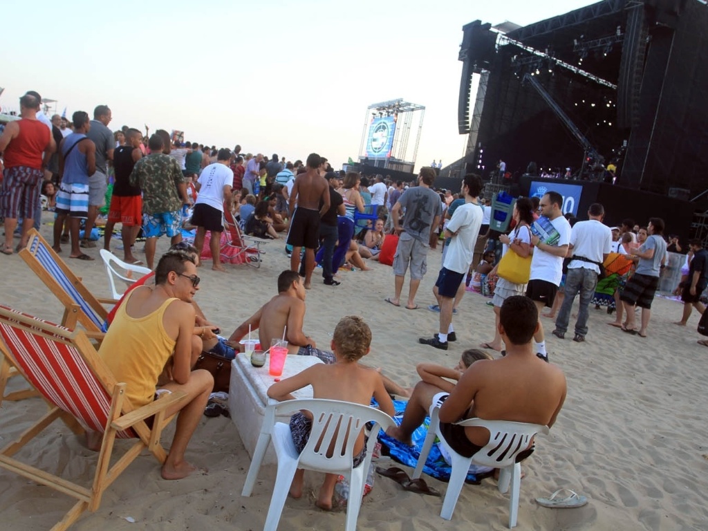 25.Dez.2012 - Público se prepara para show de Stevie Wonder e Gilberto Gil na praia de Copacabana, no Rio de Janeiro - Ricardo Cassiano/UOL