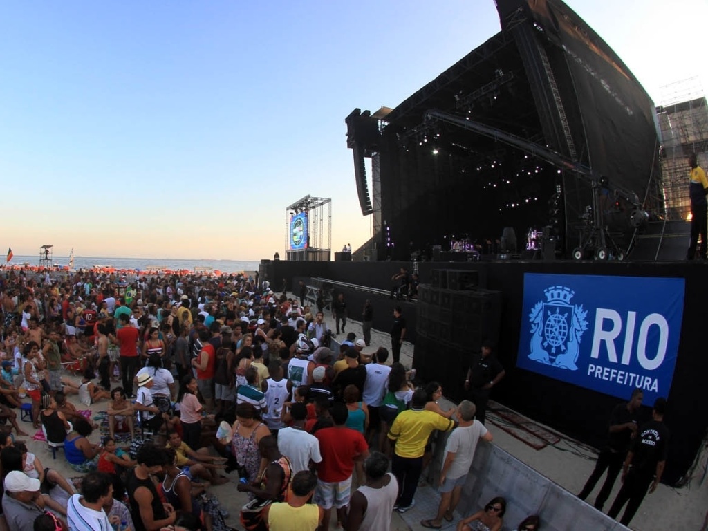 25.Dez.2012 - Público se prepara para show de Stevie Wonder e Gilberto Gil na praia de Copacabana, no Rio de Janeiro - Ricardo Cassiano/UOL