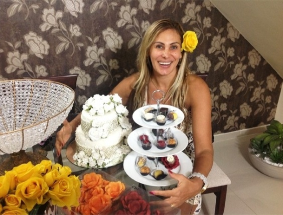 13.dez.2012 - Ângela Bismarchi fez degustação dos doces que serão servidos em seu casamento