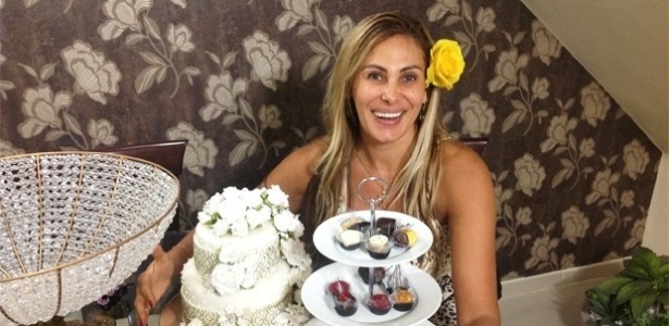13.dez.2012 - Ângela Bismarchi fez degustação dos doces que serão servidos em seu casamento