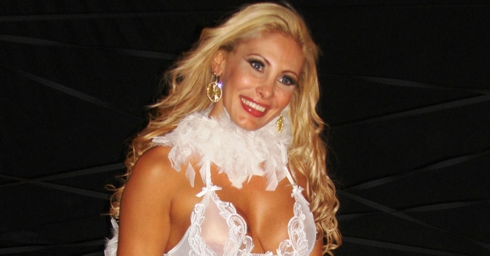 19.dez.2012 - Ângela Bismarchi experimenta lingerie para lua de mel