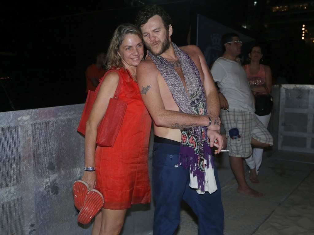 25.dez.2012 - A cineasta Carla Camurati posa ao lado de Otto no show de Stevie Wonder e Gilberto Gil, em Copacabana - AgNews