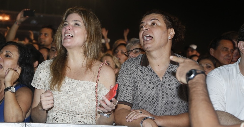 25.dez.2012 - Cristiana Oliveira e David Brazil curtem show de Stevie Wonder e Gilberto Gil em Copacabana