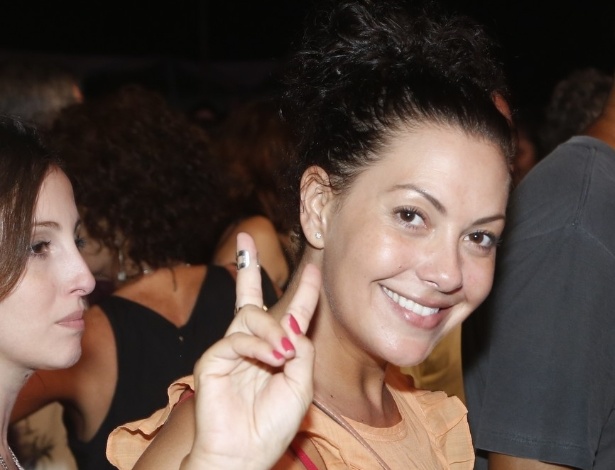 25.dez.2012 - Fabíula Nascimento no show de Stevie Wonder e Gilberto Gil em Copacabana - AgNews