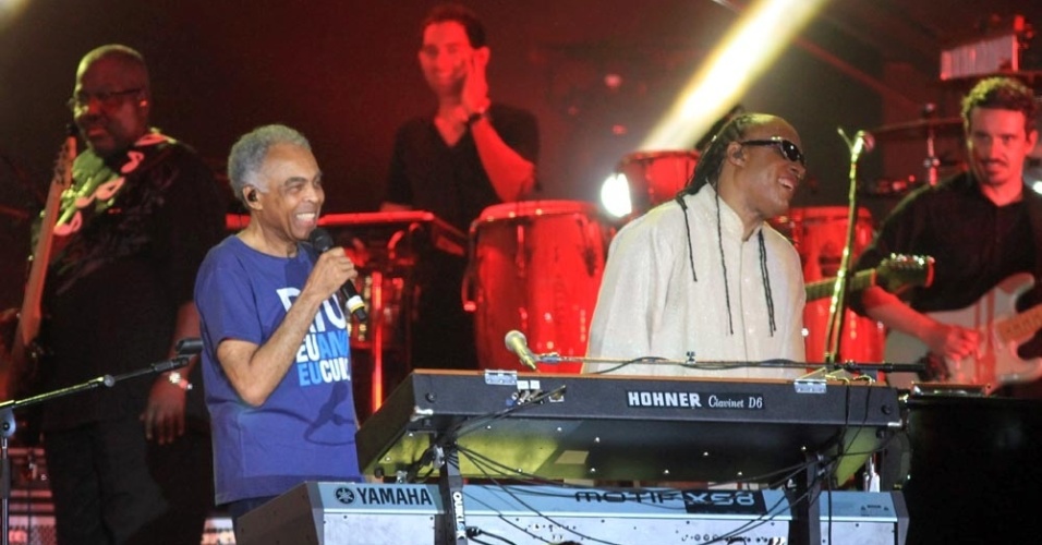 25.dez.2012 - Gilberto Gil e Stevie Wonder cantaram para cerca de 450 mil pessoas em Copacabana - Ricardo Cassiano/UOL
