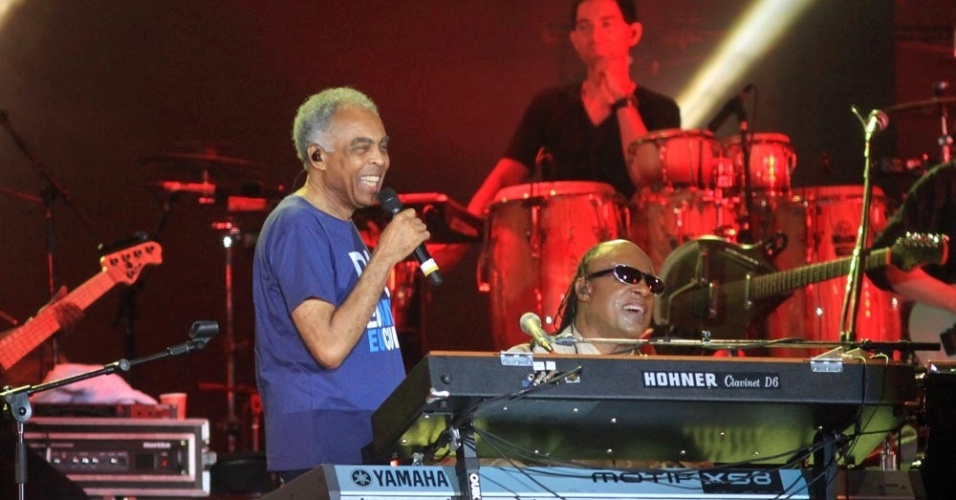 25.dez.2012 - Gilberto Gil e Stevie Wonder cantaram para cerca de 450 mil pessoas em Copacabana - Ricardo Cassiano/UOL