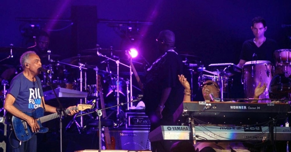 25.dez.2012 - Gilberto Gil e Stevie Wonder cantaram para cerca de 450 mil pessoas em Copacabana - Ricardo Cassiano/UOL