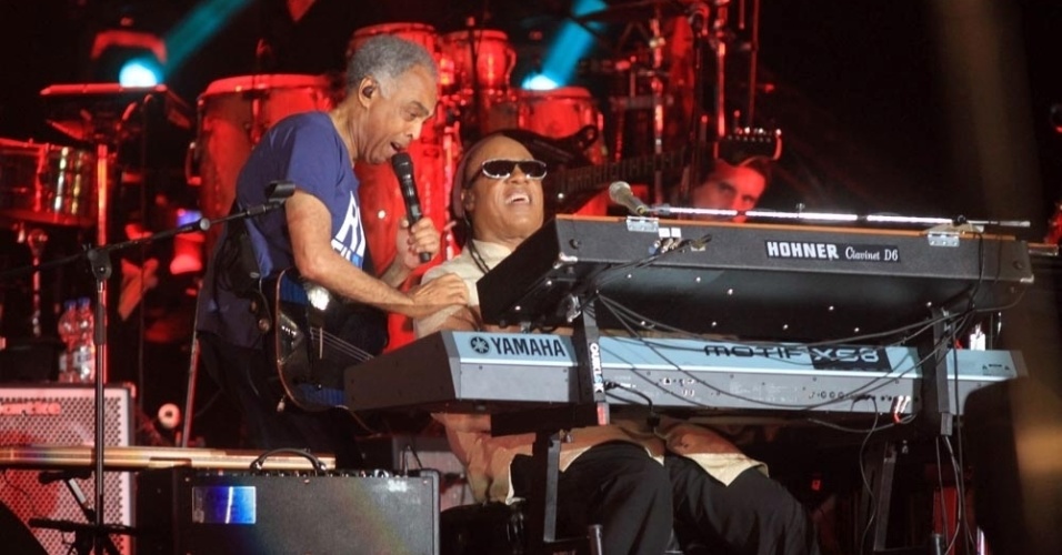 25.dez.2012 - Gilberto Gil se reúne com Stevie Wonder no palco; artistas cantam para 450 mil pessoas, na praia de Copacabana, no Rio - Cassiano Ricardo/UOL