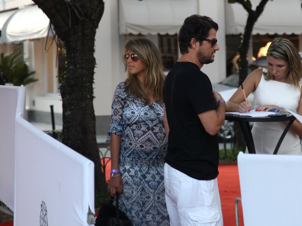 25.dez.2012 - Marcelo Serrado chega ao show de Stevie Wonder e Gilberto Gil na companhia da mulher,  Roberta Fernandes, que está grávida de gêmeos - Foto Rio News