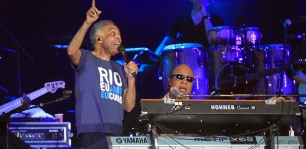 25.dez.2012 - Na parte final do show, Gilberto Gil se reúne com Stevie Wonder no palco - Cassiano Ricardo/UOL