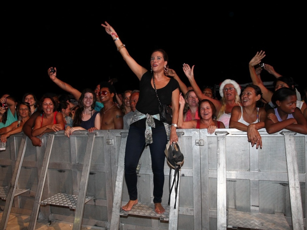 25.dez.2012 - Narcisa Tamborindeguy se junta ao público para cantar as músicas de Stevie Wonder e Gilberto Gil na praia de Copacabana - Foto Rio News