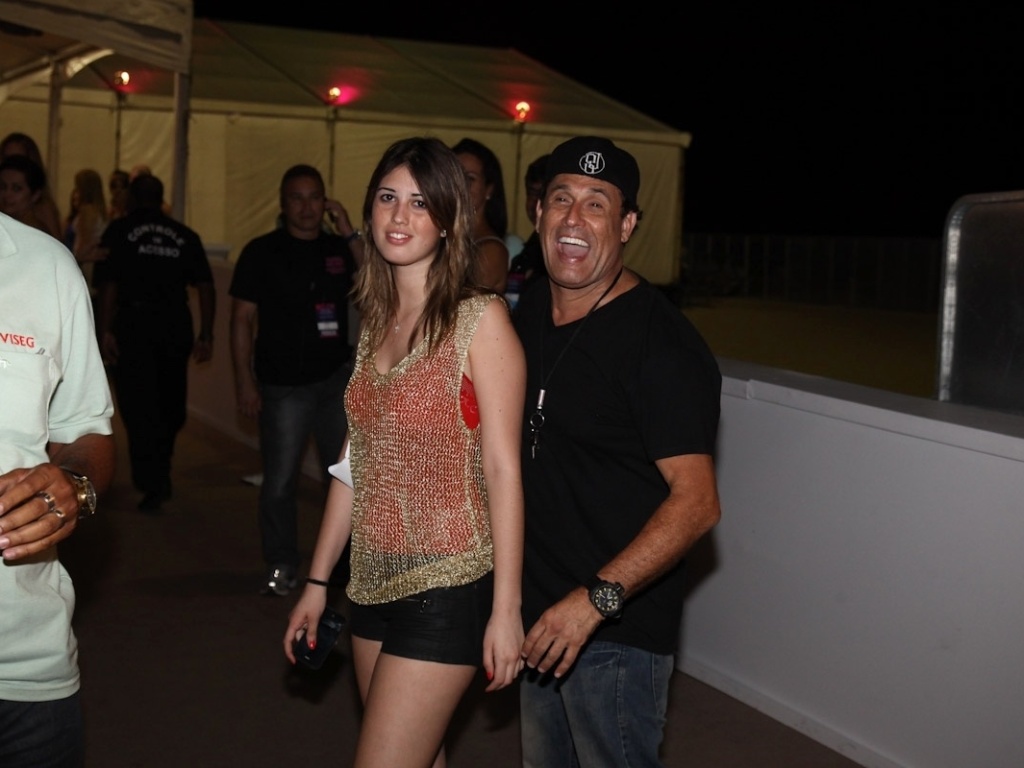 25.dez.2012 - Sergio Mallandro vai acompanhado ao show de Stevie Wonder e Gilberto Gil em Copacabana - Foto Rio News
