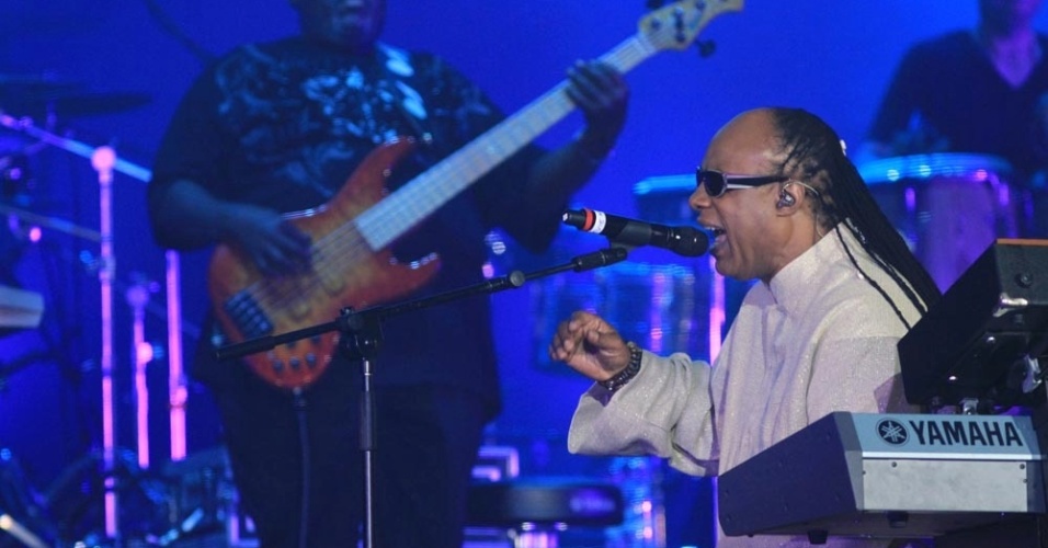 25.dez.2012 - Stevie Wonder saudou o público às 22h18: "Alô! Tudo bem?", bradou em português, antes de abrir o show com "Wonderful World" - Ricardo Cassiano/UOL