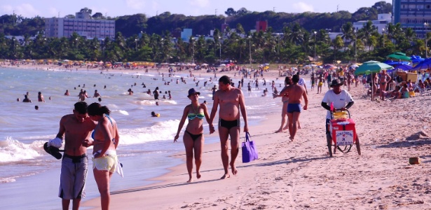 Banhistas aproveitam forte calor na praia Tambaú, em João Pessoa - Thiago Casoni/Futura Press