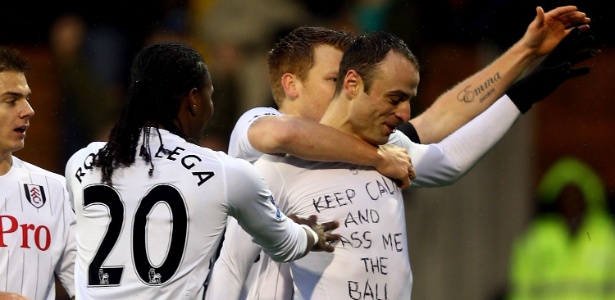 Berbatov comemora seu gol pelo Fulham com camisa com alfinetada aos companheiros - Clive Rose/Getty Images