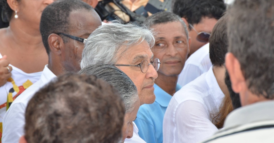 26.dez.2012 - Caetano Veloso entra em multidão de familiares, amigos e fãs durante o enterro de Dona Canô