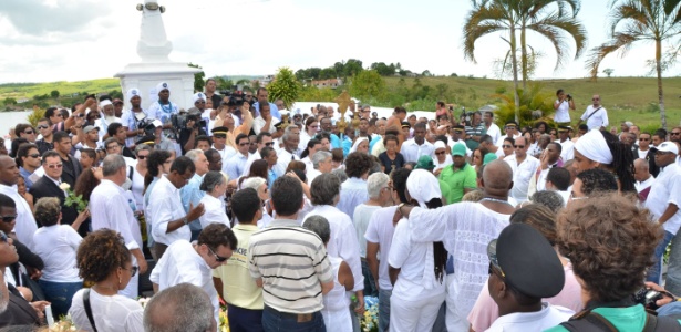 26.dez.2012 - Dona Canô é enterrada sob aplausos em Santo Amaro (BA)