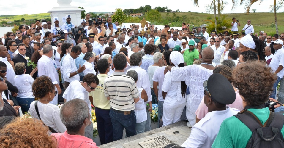 26.dez.2012 - Dona Canô é enterrada com muitos aplausos em Santo Amaro (BA)