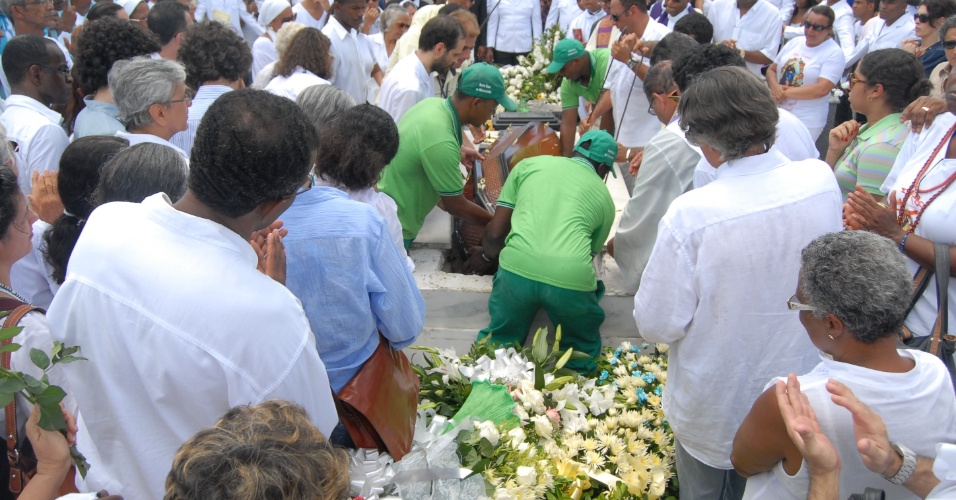 26.dez.2012 - Dona Canô, que morreu aos 105 anos, é enterrada no Cemitério de Santo Amaro da Purificação, no Recôncavo Baiano. Cerimônia foi assistida por uma multidão de familiares, amigos e admiradores
