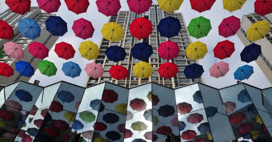 26.dez.2012 - Guarda-chuvas pendurados sobre uma rua comercial em Fuzhou, província de Fujian, na China