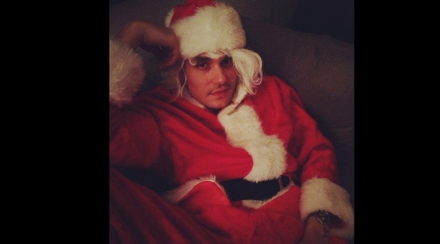 26.dez.2012 - Katy Perry divulgou uma imagem do namorado, o cantor John Mayer, vestido de Papai Noel
