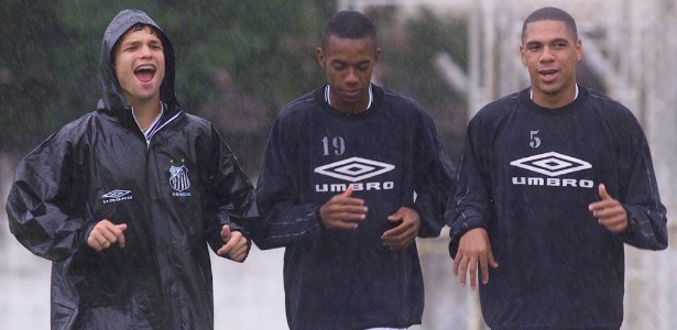 Michel (dir) realiza treino físico na chuva com Diego e Robinho, no CT Rei Pelé, em 2002 - Flavio Florido/Folhapress