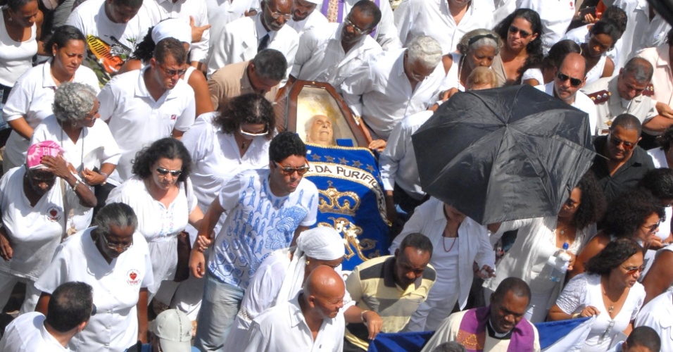 26.dez.2012 - Multidão acompanha cortejo de Dona Canô até o Cemitério de Santo Amaro da Purificação, no Recôncavo Baiano