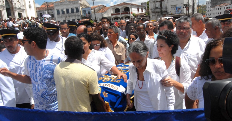 26.dez.2012 - Multidão acompanha cortejo de Dona Canô até o Cemitério de Santo Amaro da Purificação, no Recôncavo Baiano