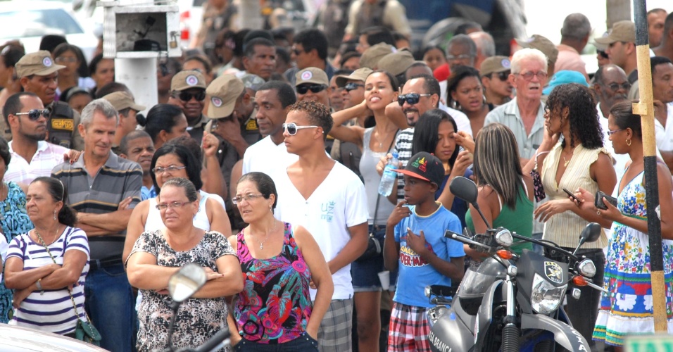 26.dez.2012 - Multidão observa saída do cortejo de Dona Canô até o Cemitério de Santo Amaro da Purificação, no Recôncavo Baiano
