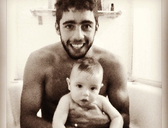 26.dez.2012 - O surfista Pedro Scooby publicou foto em que aparece segurando o filho, Dom. "Banho com o papai!", escreveu ele