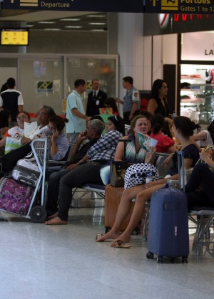 Passageiros que aguardam vôos no aeroporto Santos Dumont, no Rio de Janeiro, sofrem com o calor - Eduardo Naddar/Agência O Globo