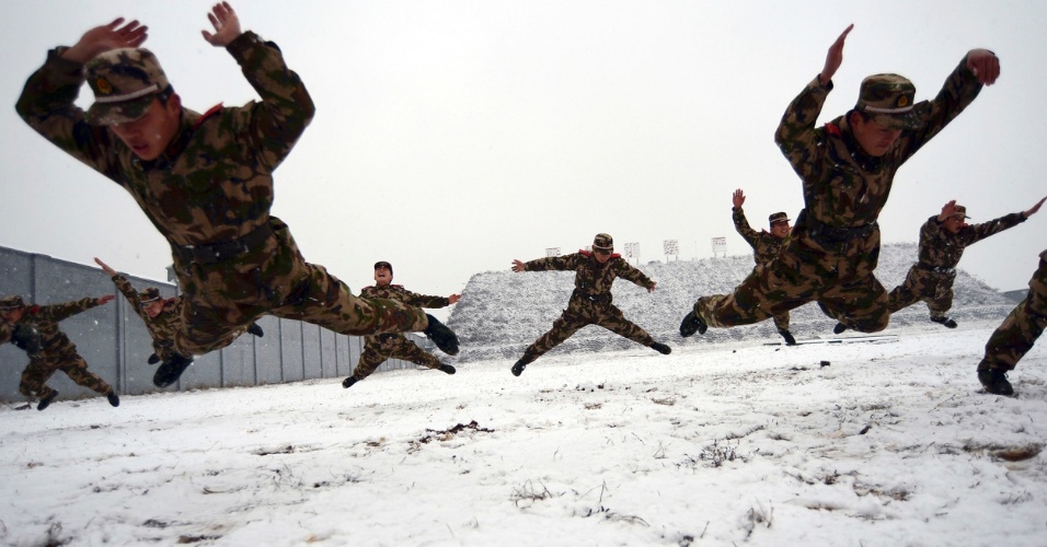 26.dez.2012 - Policiais durante a sua prática de treinamento de inverno contra condições meteorológicas extremas, em Nanjing, na China