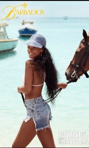 26.dez.2012 - Rihanna faz campanha para aumentar turismo em seu país-natal Barbados. A cantora publicou imagem de um cartaz no Instagram de shorts curto andando por praia da região