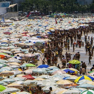 Turistas e cariocas recorrem à praia de Ipanema, no Rio de Janeiro, para se refrescar do calor - Antonio Lacerda/EFE