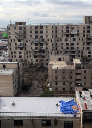 Condomínio Ocean Village, que já estava em péssimas condições antes da passagem do furacão Sandy, no bairro do Queens, em Nova York (EUA) - Nicole Bengiveno/The New York Times