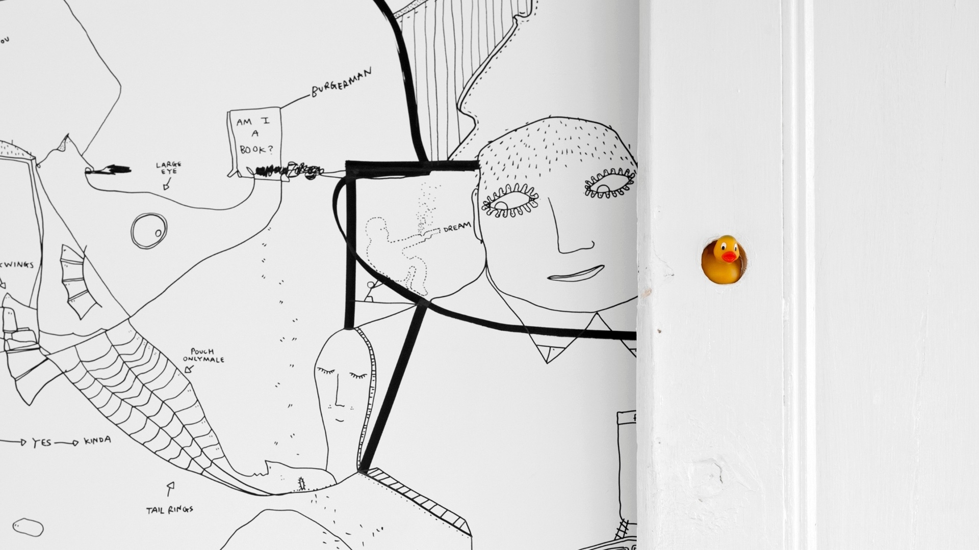 Na porta de acesso aos aposentos da artista plástica Shantell Martin está um pato de borracha. O brinquedo fica em um orifício e serve como sinalizador, já que deixa passar a luz de um cômodo para outro (Imagem do NYT, usar apenas no respectivo material) - Trevor Tondro/ The New York Times