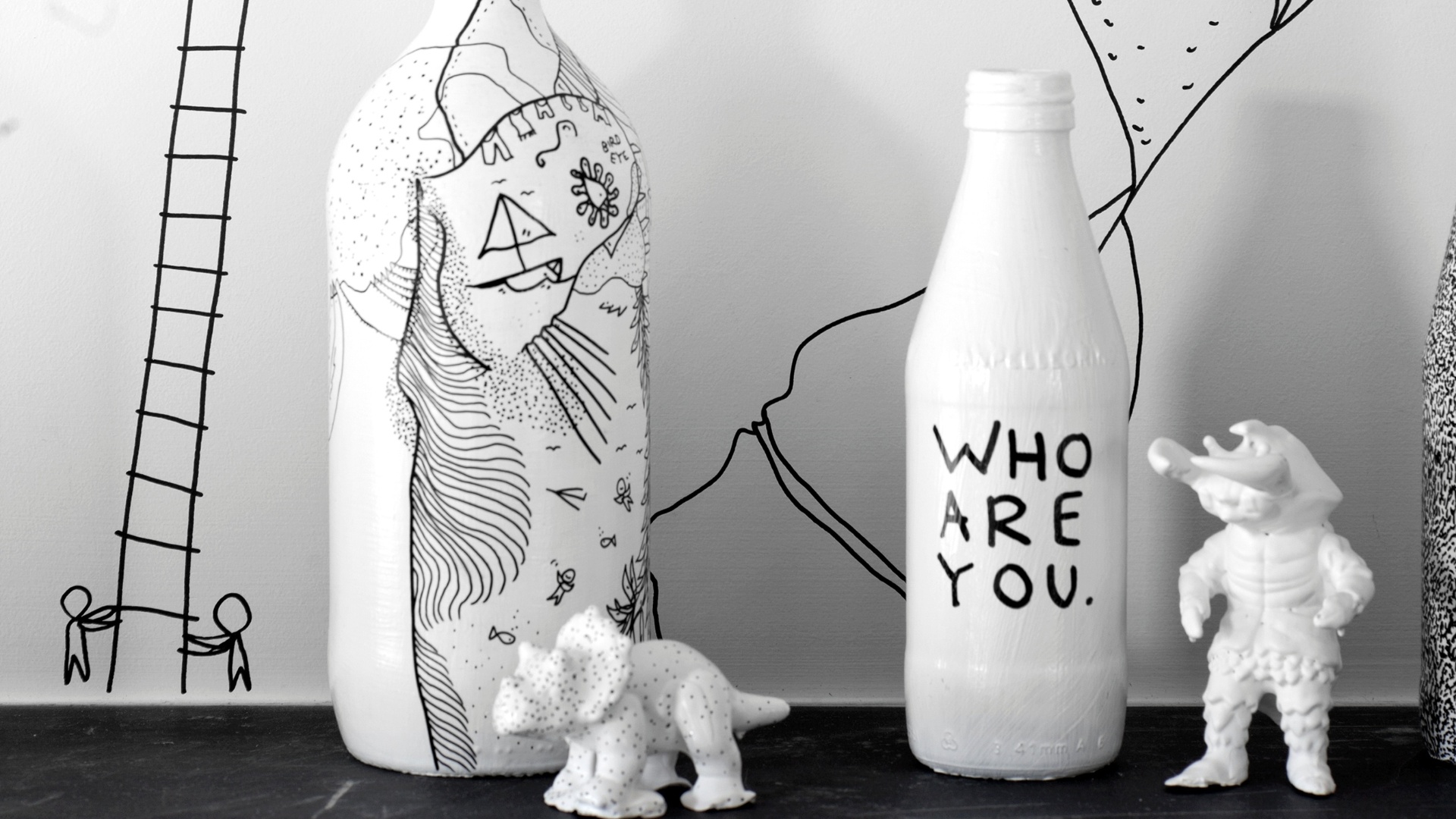 Garrafas usadas e encontradas na rua foram revestidas por gesso, para que apresentassem superfícies propícias ao desenho (Imagem do NYT, usar apenas no respectivo material) - Trevor Tondro/ The New York Times