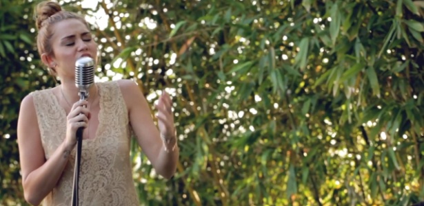 2012 - Miley Cyrus em cena do clipe de "Jolene"  - Reprodução