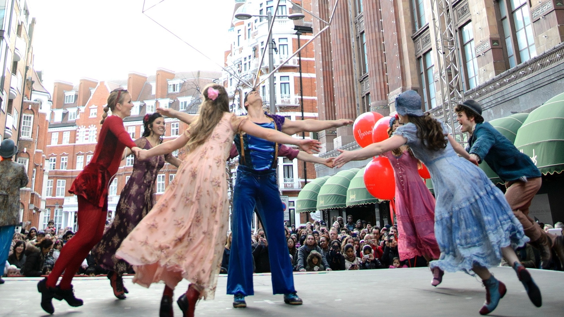 26.dez.2012 - Cirque Du Soleil faz uma performance especial para os visitantes que aguardam pela liquidação de inverno do lado de fora da loja Harrods, em Londres - Ben Pruchnie/Getty Images