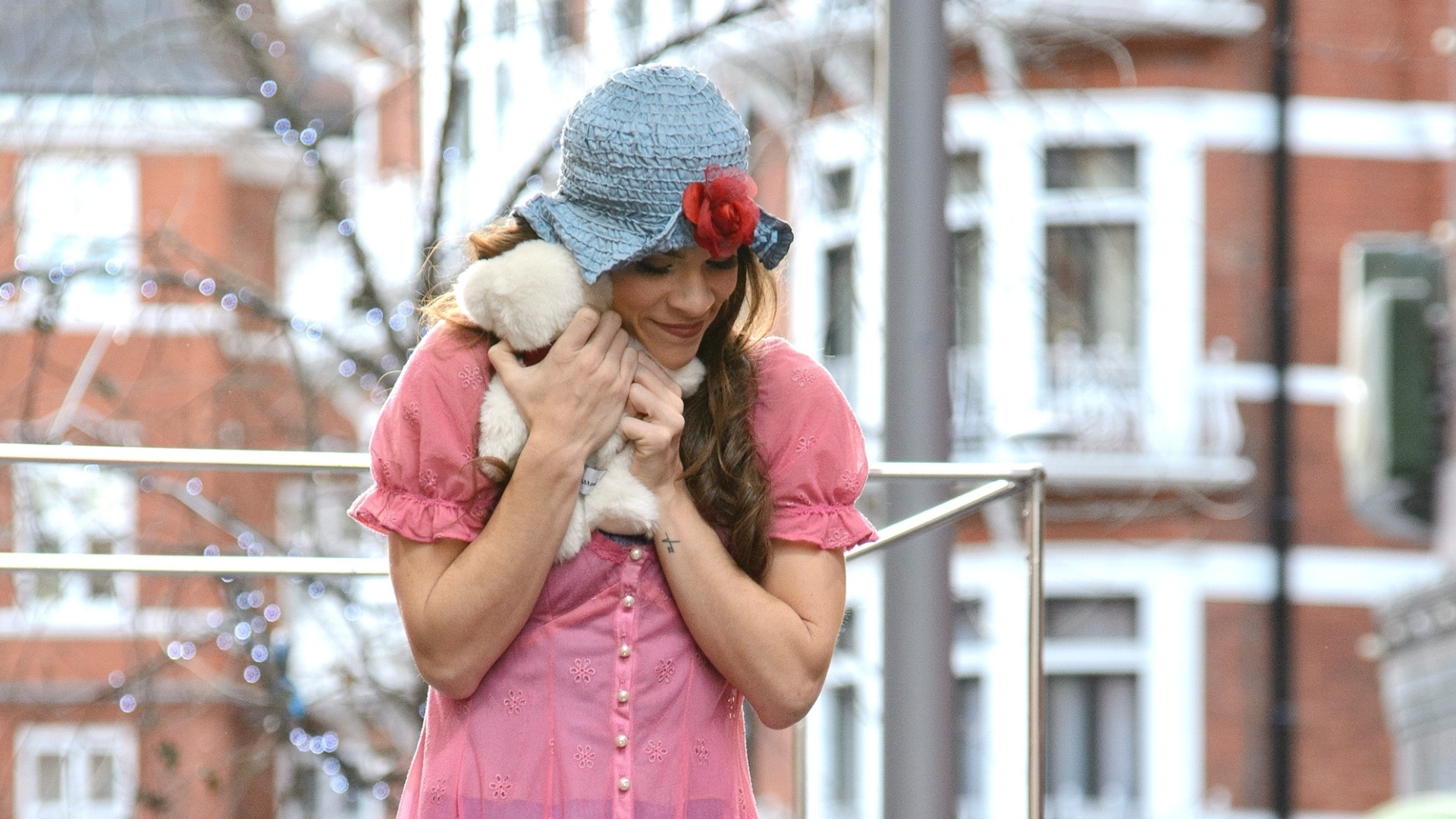 26.dez.2012 - Cirque Du Soleil faz uma performance especial para os visitantes que aguardam pela liquidação de inverno do lado de fora da loja Harrods, em Londres - Ben Pruchnie/Getty Images