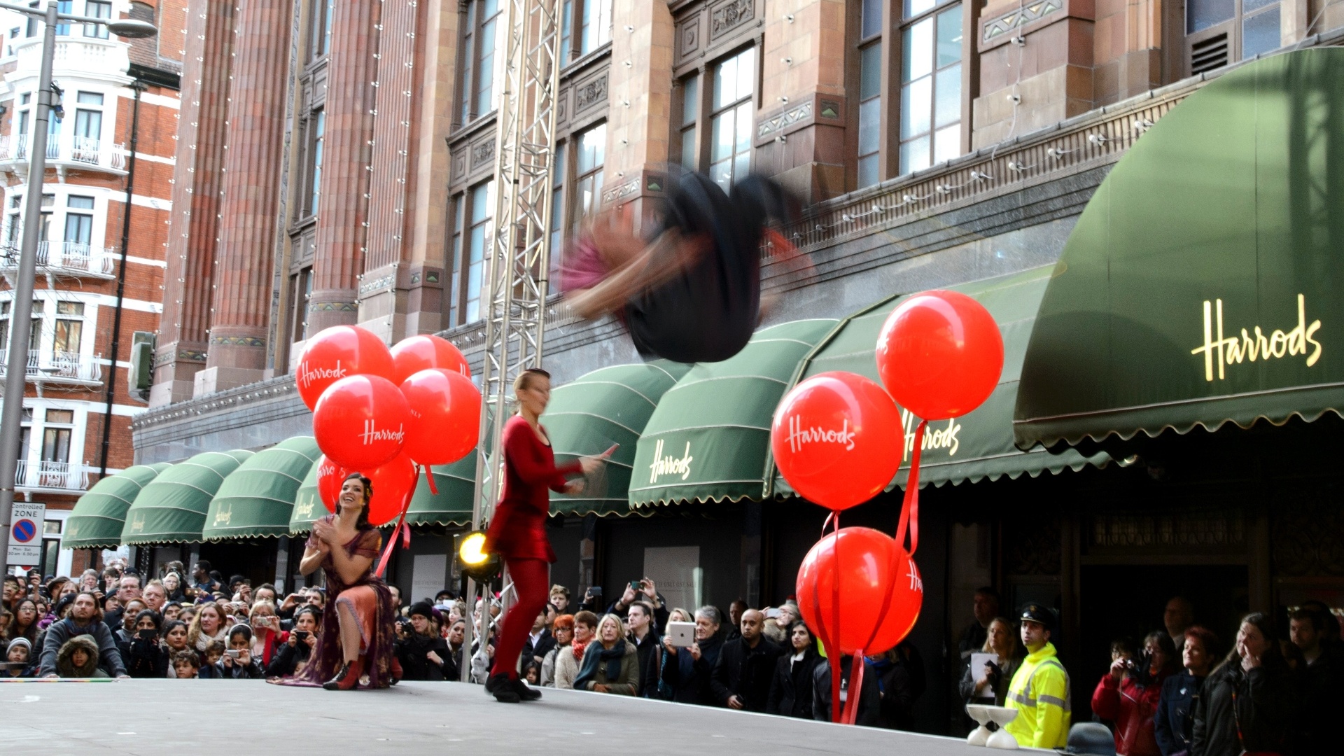 26.dez.2012 - Cirque Du Soleil faz uma performance especial para os visitantes que aguardam pela liquidação de inverno do lado de fora da loja Harrods, em Londres - Ben Pruchnie/Getty Images