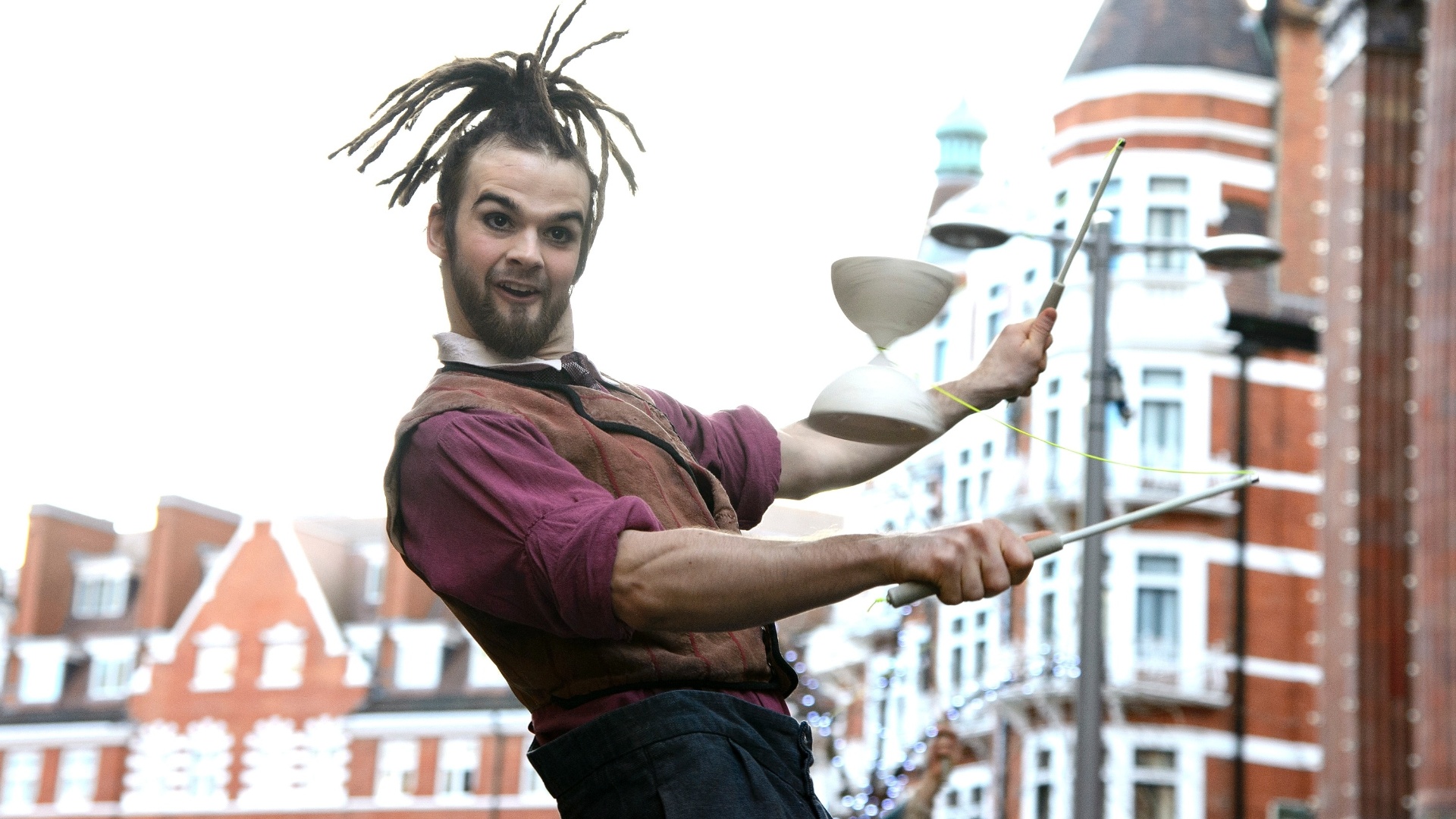 26.dez.2012 - Cirque Du Soleil faz uma performance especial para os visitantes que aguardam pela liquidação de inverno do lado de fora da loja Harrods, em Londres - Ben Pruchnie/Getty Images