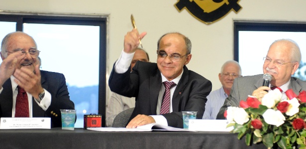 O presidente Eduardo Bandeira de Mello (centro) assumiu o Fla no fim de dezembro - Alexandre Vidal - Fla Imagem