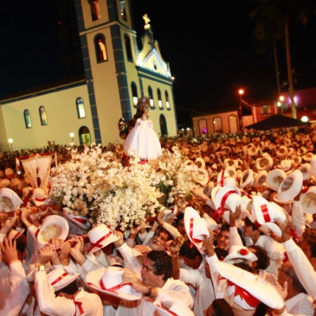 27.dez.2012 - Multidão participa das festividade da Marujada do Glorioso, organizada pela Igreja de São Benedito, em Bragança (Pará).