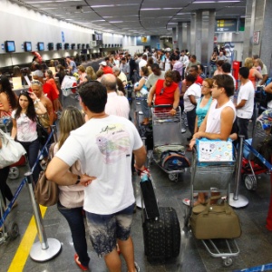 Passageiros enfrentam filas e calor no embarque na manhã desta quinta-feira, no Aeroporto Internacional Tom Jobim/Galeão, no Rio - Pablo Jacob/Agência O Globo