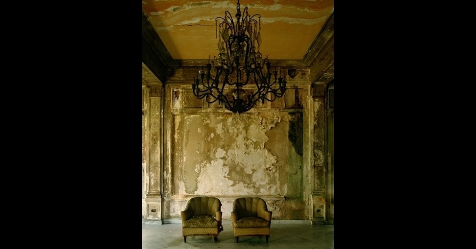 As casas, que já foram lares para pessoas ricas, têm fachadas decoradas e atualmente podem vistas como parte do cenário onde décadas de sanções dos EUA deixaram a cidade como um museu vivo de carros e prédios antigos (Imagem da BBC, usar apenas no respectivo material)  - Michael Eastman/BBC